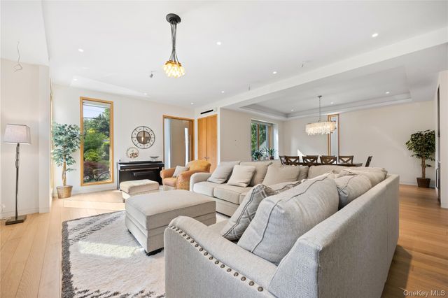 3 Hewlett Place, Great Neck, NY 11024