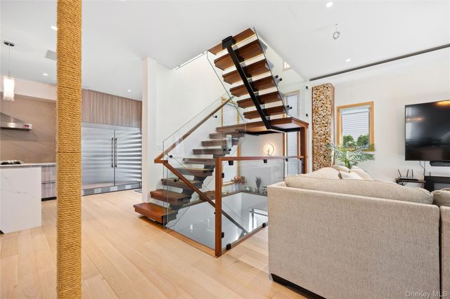 3 Hewlett Place, Great Neck, NY 11024