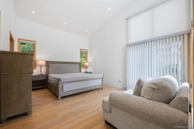 3 Hewlett Place, Great Neck, NY 11024