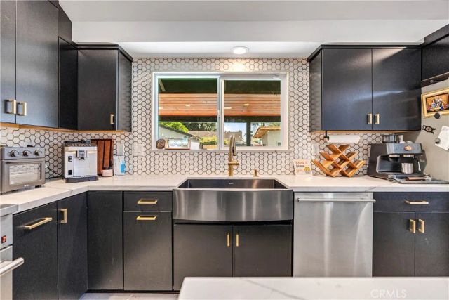 7702 De Soto, Canoga Park, CA 91304