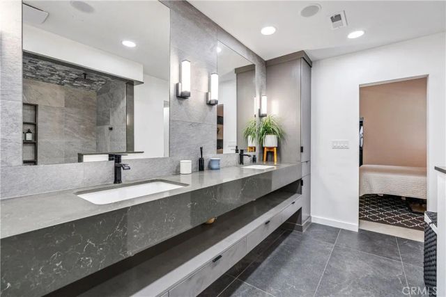 7702 De Soto, Canoga Park, CA 91304