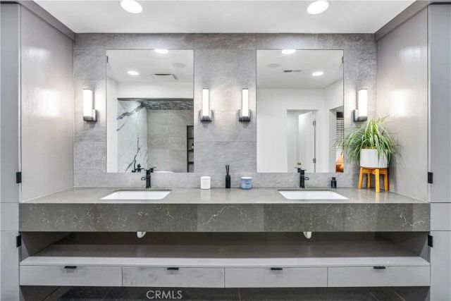 7702 De Soto, Canoga Park, CA 91304