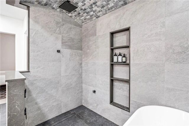 7702 De Soto, Canoga Park, CA 91304