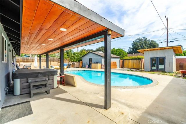 7702 De Soto, Canoga Park, CA 91304