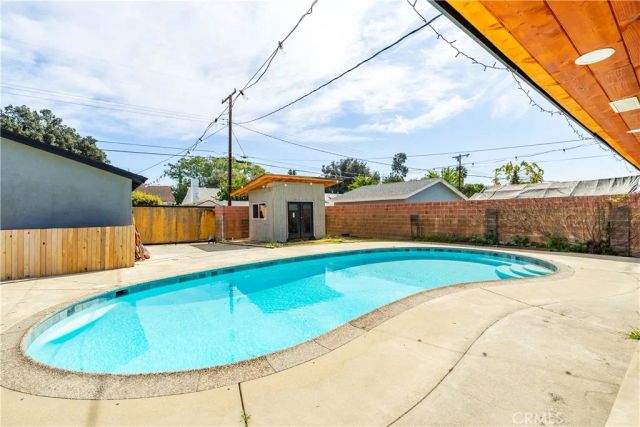 7702 De Soto, Canoga Park, CA 91304