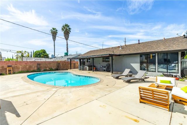 7702 De Soto, Canoga Park, CA 91304