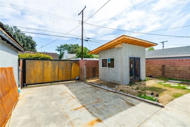 7702 De Soto, Canoga Park, CA 91304