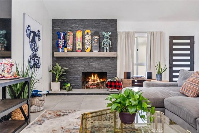 7702 De Soto, Canoga Park, CA 91304