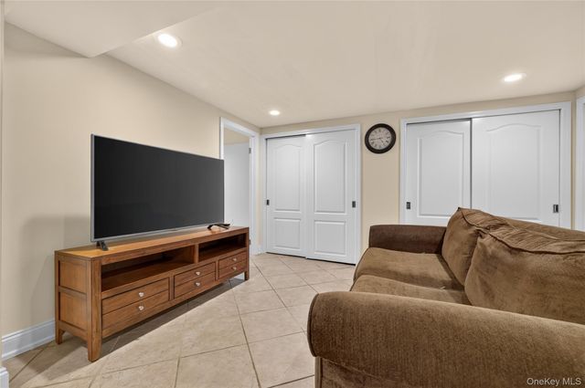 1 Ryan Court, Syosset, NY 11791