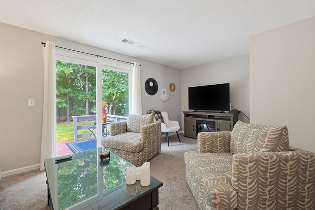 822 Maple Brook Rd 822, Bellingham, MA 02019