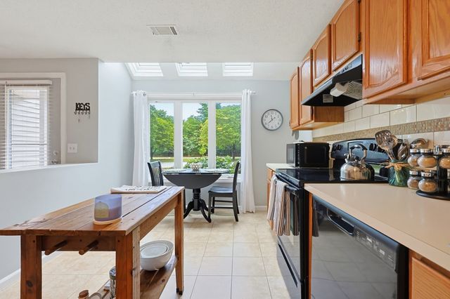 822 Maple Brook Rd 822, Bellingham, MA 02019