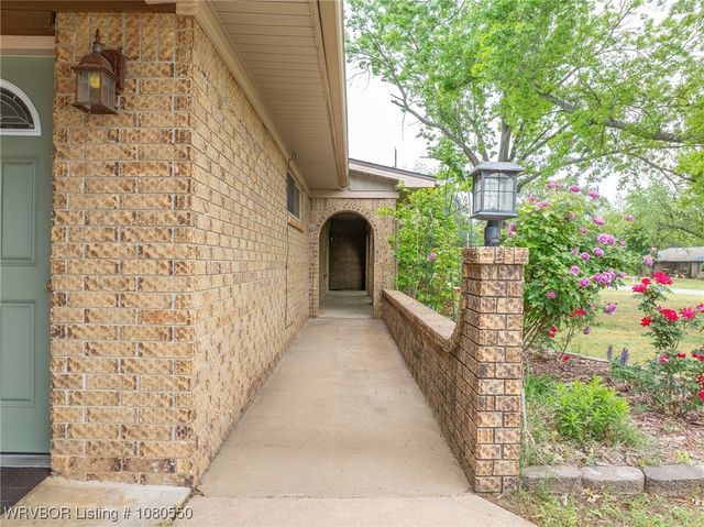 8611 Royal Ridge Drive, Fort Smith, AR 72903