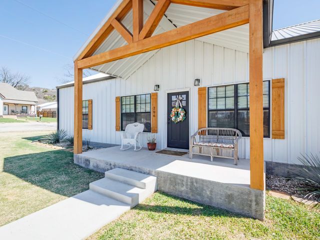 206 N 8th Street, Santa Anna, TX 76878