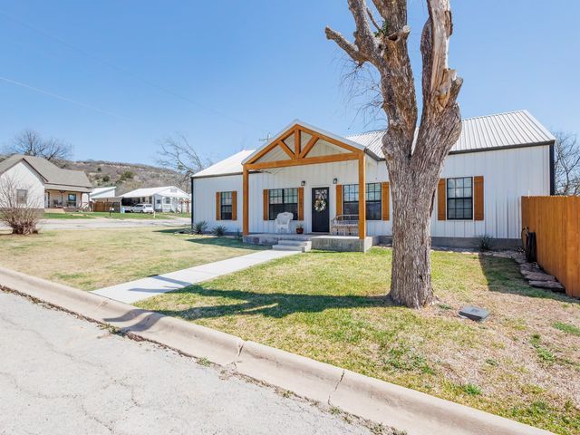 206 N 8th Street, Santa Anna, TX 76878