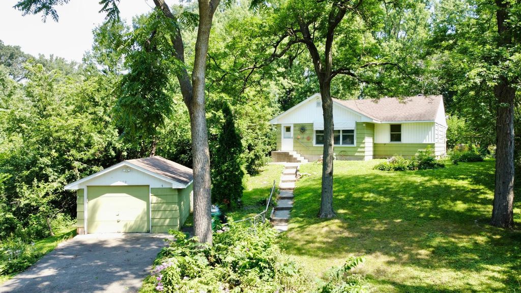1012 Quebec Avenue N, Golden Valley, MN 55427