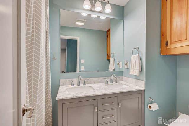 41 W Calvert Avenue, Edison, NJ 08820