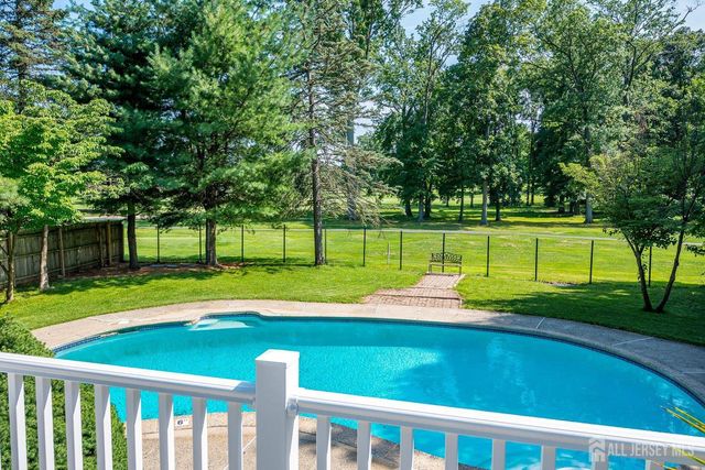 41 W Calvert Avenue, Edison, NJ 08820