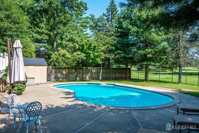 41 W Calvert Avenue, Edison, NJ 08820