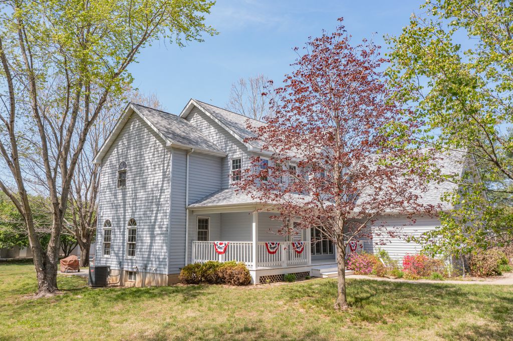 Image 2 of property listing at 18749 N Tolle Lane, Mt Vernon, IL 62864