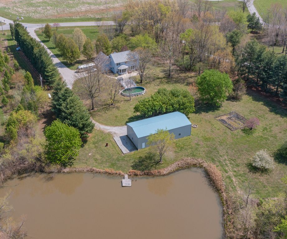 Image 11 of property listing at 18749 N Tolle Lane, Mt Vernon, IL 62864