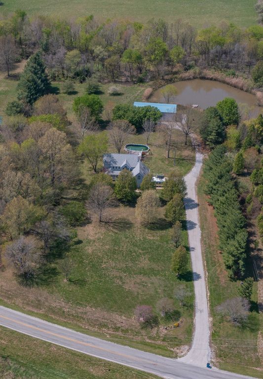 Image 12 of property listing at 18749 N Tolle Lane, Mt Vernon, IL 62864