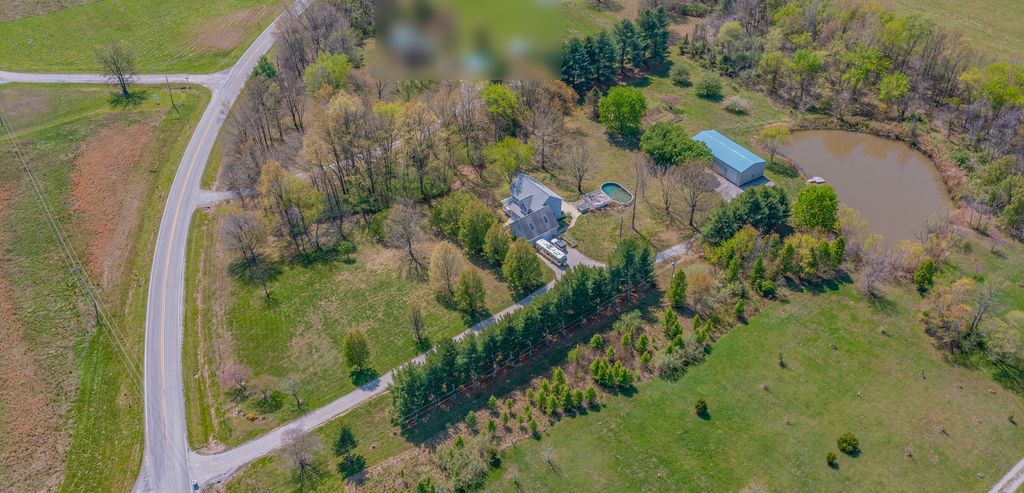 Image 13 of property listing at 18749 N Tolle Lane, Mt Vernon, IL 62864