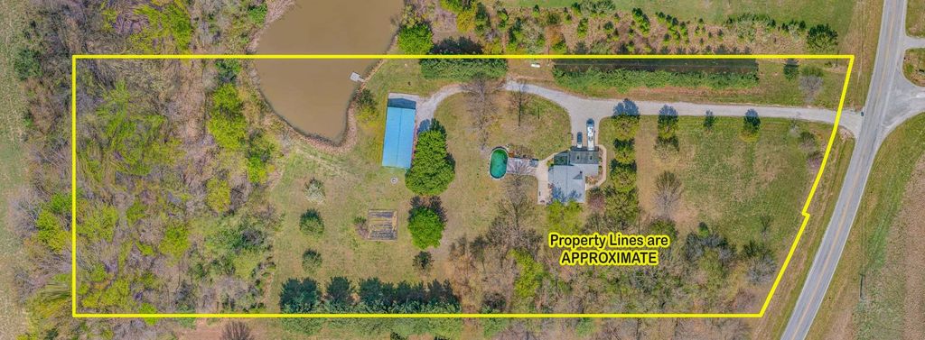 Image 14 of property listing at 18749 N Tolle Lane, Mt Vernon, IL 62864