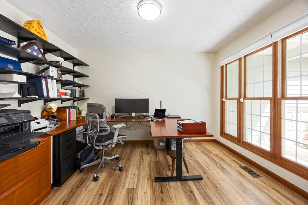 Image 16 of property listing at 18749 N Tolle Lane, Mt Vernon, IL 62864