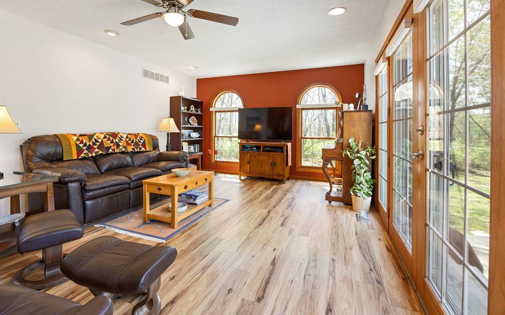 Image 17 of property listing at 18749 N Tolle Lane, Mt Vernon, IL 62864