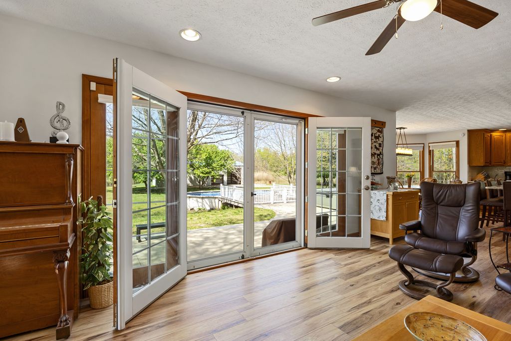 Image 19 of property listing at 18749 N Tolle Lane, Mt Vernon, IL 62864