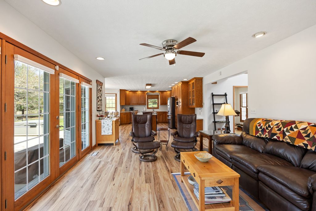 Image 20 of property listing at 18749 N Tolle Lane, Mt Vernon, IL 62864