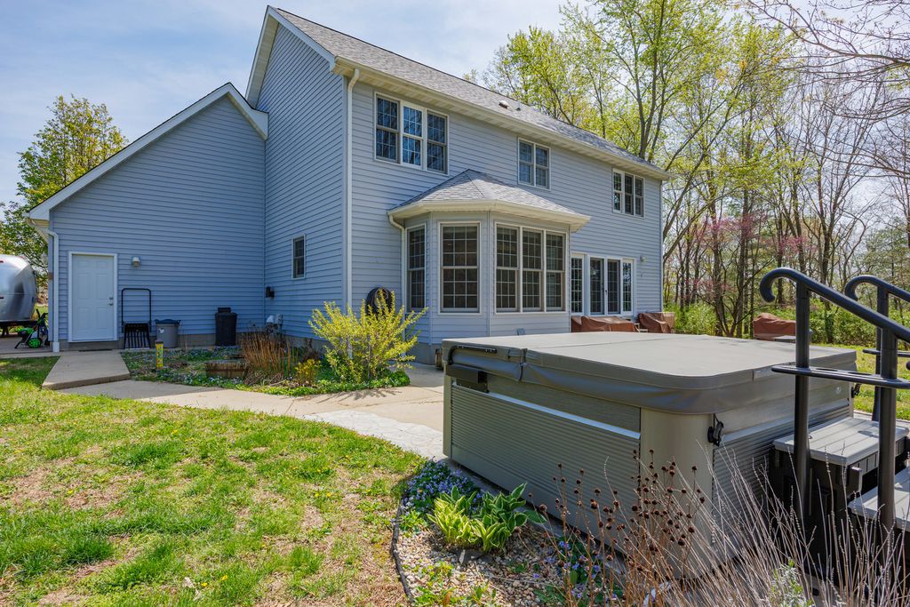 Image 3 of property listing at 18749 N Tolle Lane, Mt Vernon, IL 62864