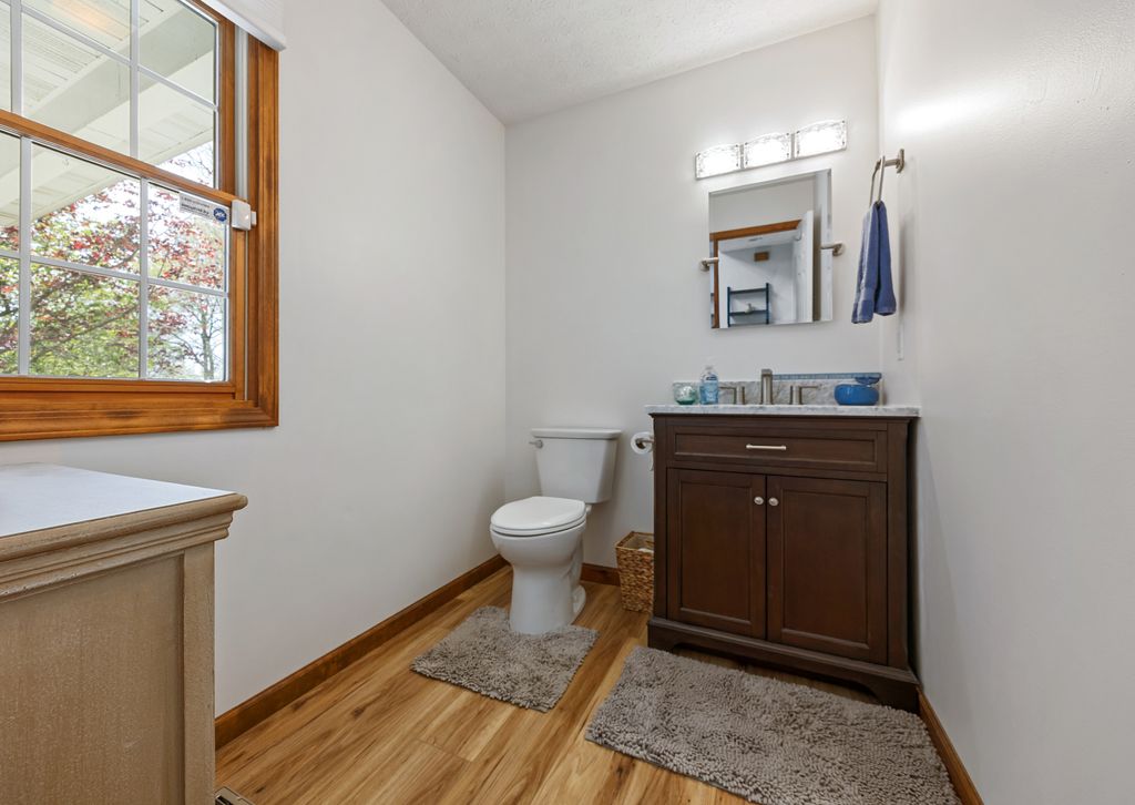 Image 21 of property listing at 18749 N Tolle Lane, Mt Vernon, IL 62864