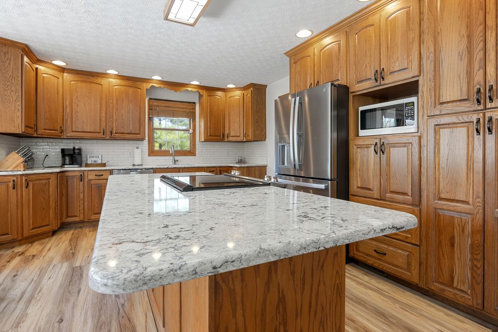 Image 23 of property listing at 18749 N Tolle Lane, Mt Vernon, IL 62864