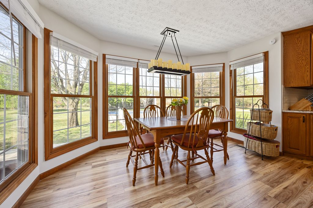 Image 27 of property listing at 18749 N Tolle Lane, Mt Vernon, IL 62864