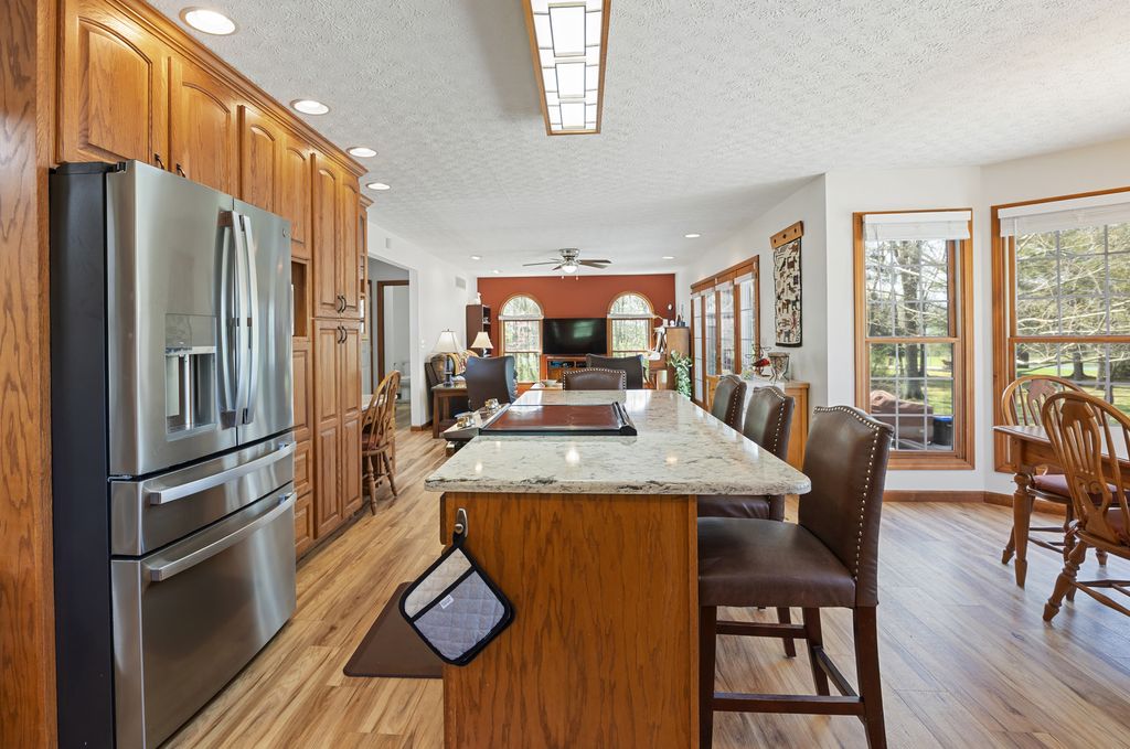 Image 29 of property listing at 18749 N Tolle Lane, Mt Vernon, IL 62864