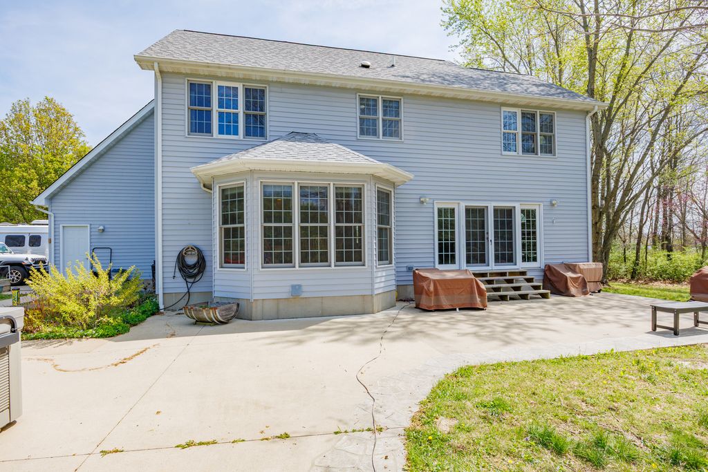 Image 4 of property listing at 18749 N Tolle Lane, Mt Vernon, IL 62864