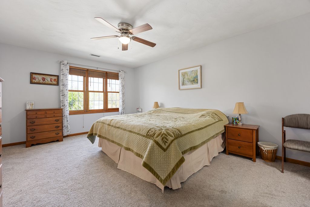 Image 34 of property listing at 18749 N Tolle Lane, Mt Vernon, IL 62864