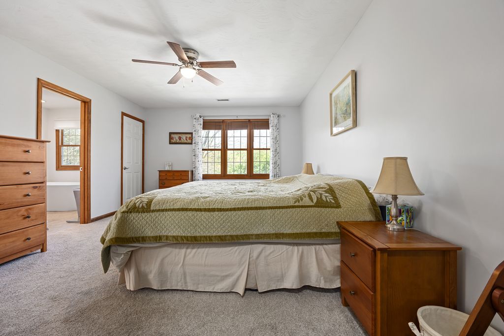 Image 35 of property listing at 18749 N Tolle Lane, Mt Vernon, IL 62864