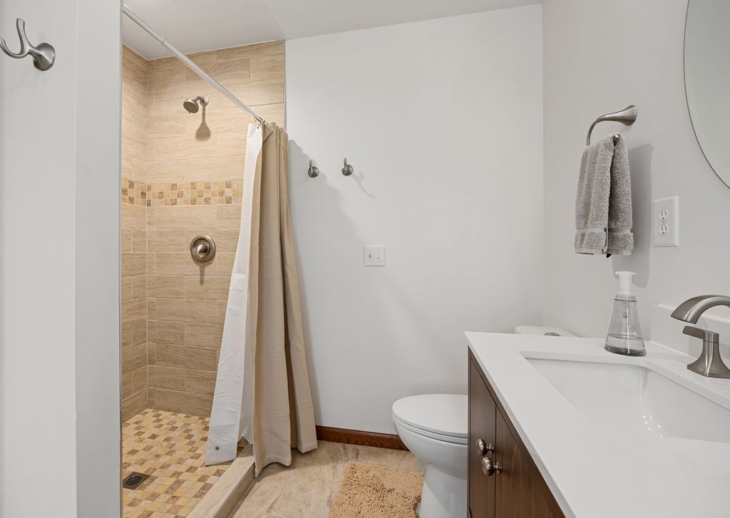 Image 37 of property listing at 18749 N Tolle Lane, Mt Vernon, IL 62864