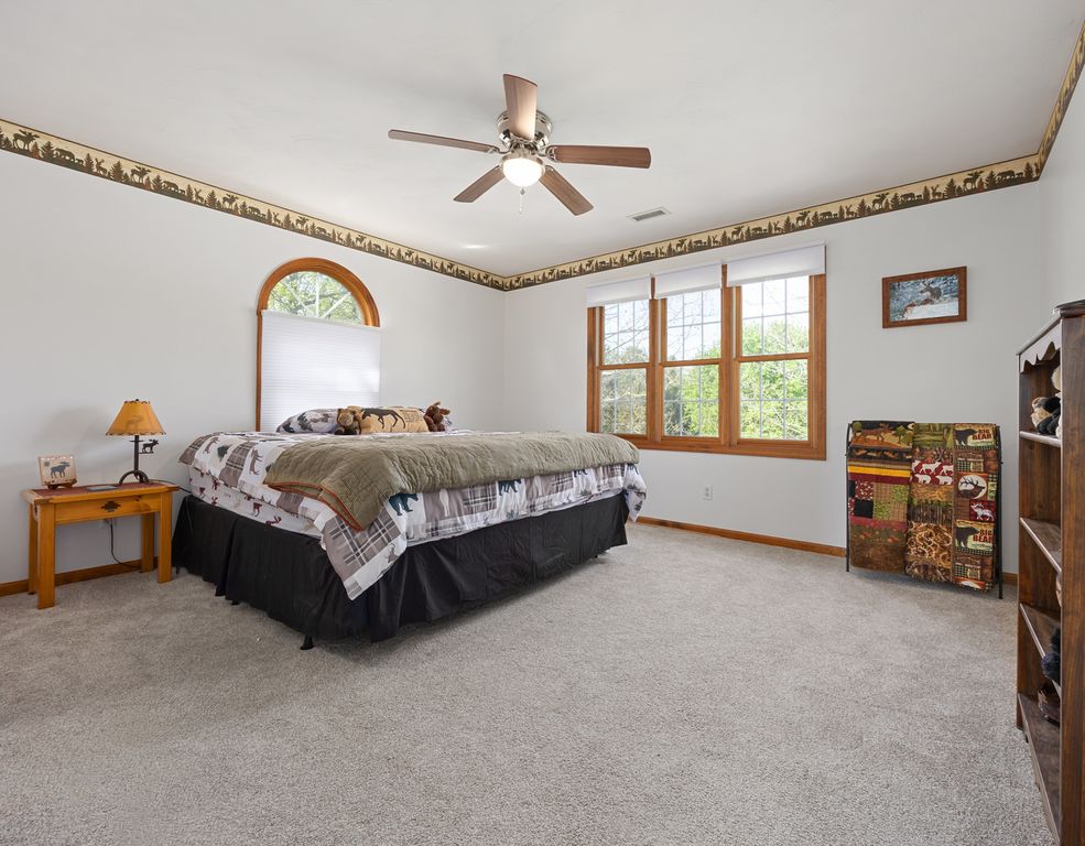 Image 38 of property listing at 18749 N Tolle Lane, Mt Vernon, IL 62864