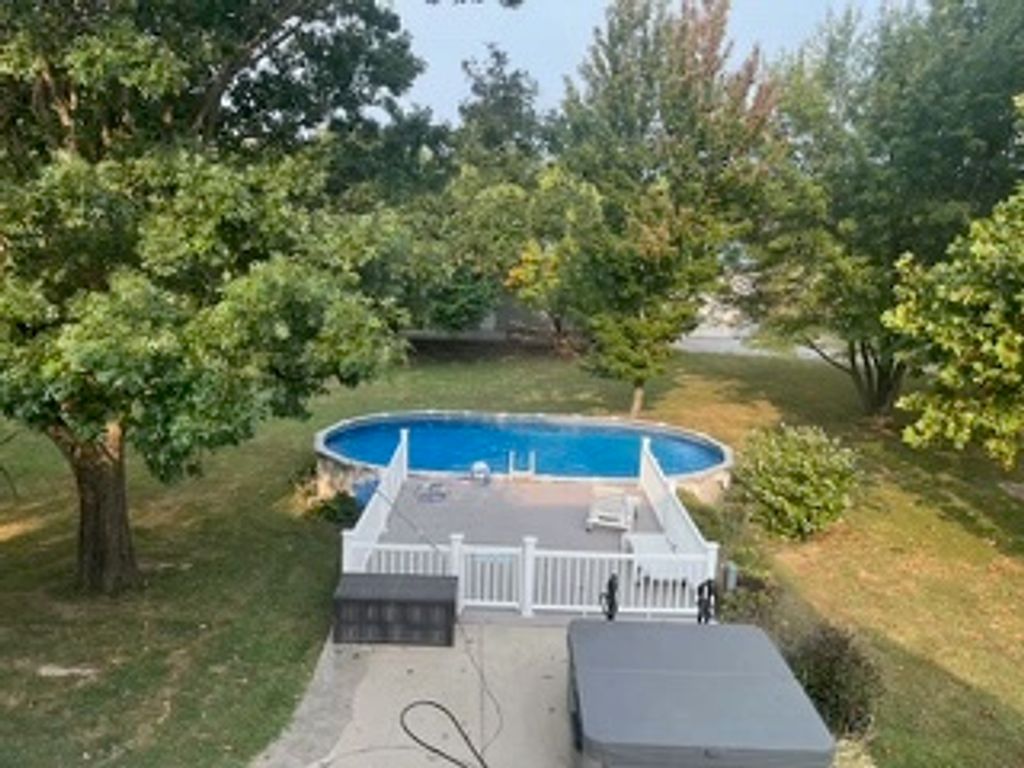 Image 5 of property listing at 18749 N Tolle Lane, Mt Vernon, IL 62864