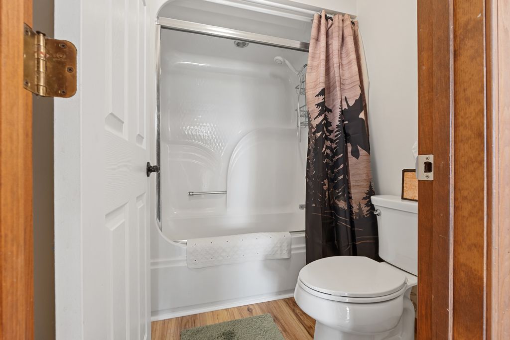 Image 41 of property listing at 18749 N Tolle Lane, Mt Vernon, IL 62864