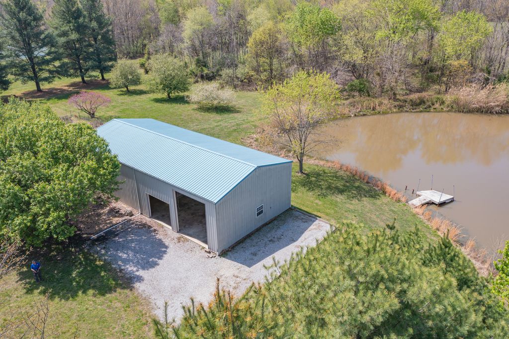 Image 6 of property listing at 18749 N Tolle Lane, Mt Vernon, IL 62864