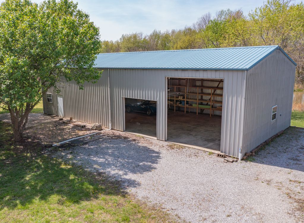 Image 7 of property listing at 18749 N Tolle Lane, Mt Vernon, IL 62864