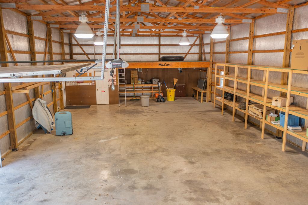 Image 8 of property listing at 18749 N Tolle Lane, Mt Vernon, IL 62864