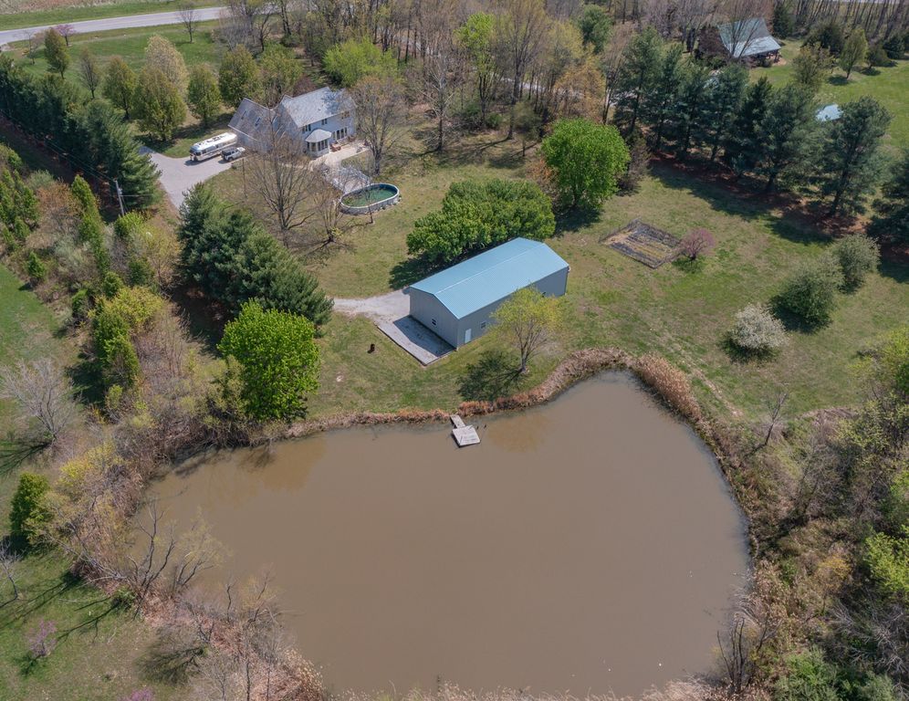 Image 9 of property listing at 18749 N Tolle Lane, Mt Vernon, IL 62864