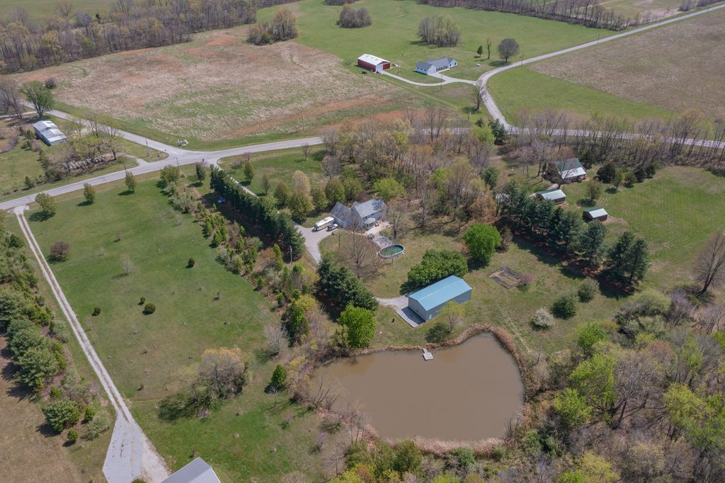 Image 10 of property listing at 18749 N Tolle Lane, Mt Vernon, IL 62864