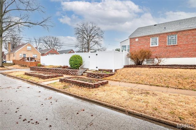 5689 Pernod Avenue, St Louis, MO 63139