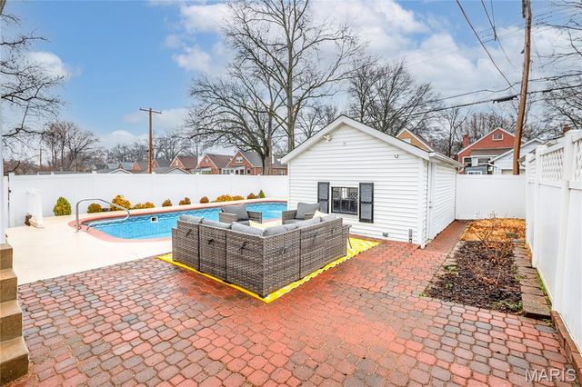 5689 Pernod Avenue, St Louis, MO 63139